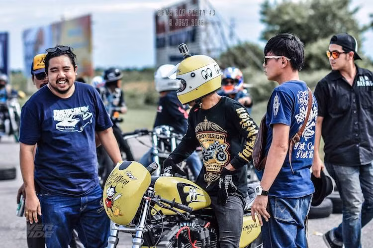 Chính bởi sự cởi mở này, Drag Day Party đã xóa nhòa ranh giới giữa các fan của những dòng xe khác nhau, tạo nên không khí thân thiện "quyện" cùng tiếng máy "gầm thét" và mùi lốp cháy phảng phất xung quanh đường đua drag.