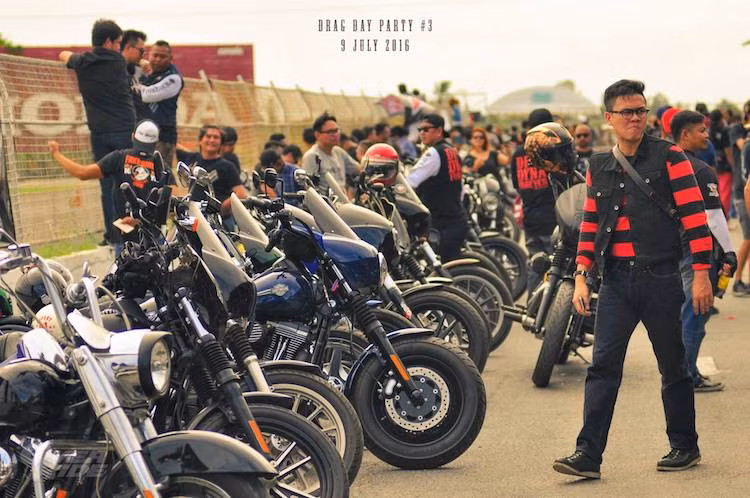 Tại Drag Day Party, các biker có quyền được tham gia với tất cả các mẫu xe mà họ mang tới, không phân biệt kiểu dáng, dung tích xi-lanh, công suất... Người chơi cũng có thể tự do thảo luận để trở thành những đối thủ của nhau trên đường đua.