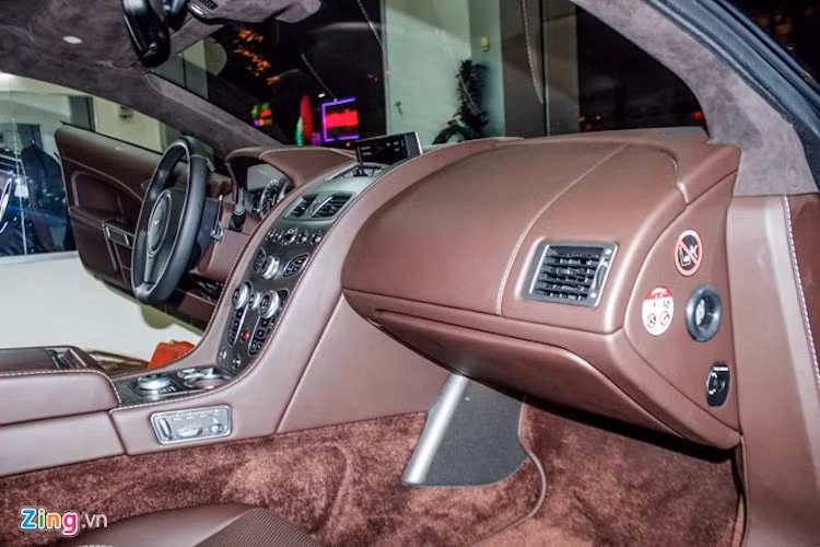 Nhà máy này có kế hoạch sản xuất 2.000 chiếc mỗi năm, nhưng sau đó được chuyển tới Anh sau khi nhu cầu thị trường thấp hơn so với quy mô dây chuyền sản xuất. Các ghế ngồi mỏng và nhẹ được bọc da hoàn toàn với những đường chỉ khâu tay đẹp mắt. Với chiều dài tổng thể 5.019 mm, Rapide đủ không gian cho 4 người lớn.