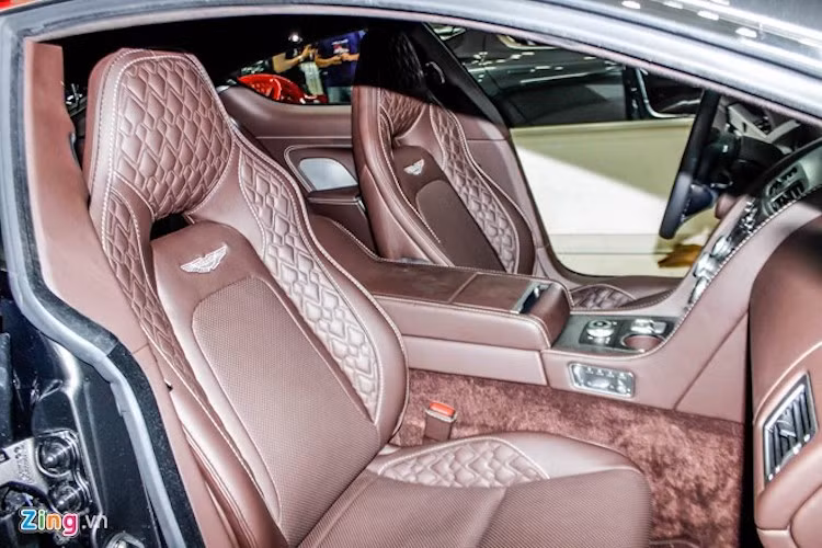 Xe cũng có 4 cửa tương tự những chiếc sedan giúp ra vào hàng ghế sau dễ dàng hơn. Tất nhiên hàng ghế sau không thể thoải mái như những chiếc Mercedes-Benz S-Class hay Porsche Panamera, nó chỉ phù hợp với trẻ em hoặc những người chiều cao khiêm tốn. Hàng ghế sau cũng có thể gấp lại để chừa không gian cho hành lý khi không có người ngồi.