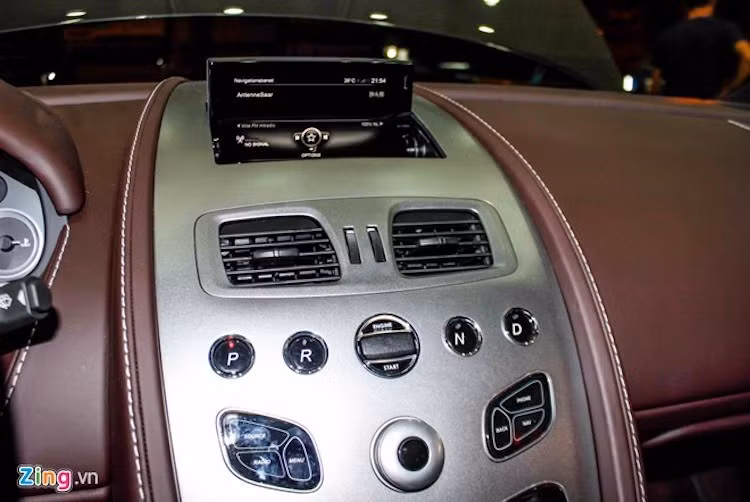 Bảng táp-lô đơn giản, được bao bọc bởi nhôm bóng, chìa khóa pha lê thông minh nằm ở trung tâm bảng điều khiển. Để khởi động, người lái cần tra chìa vào ổ rồi nhấn đầu chìa khóa. Một màn hình màu kiểu head-up sẽ hiện lên khi khởi động.