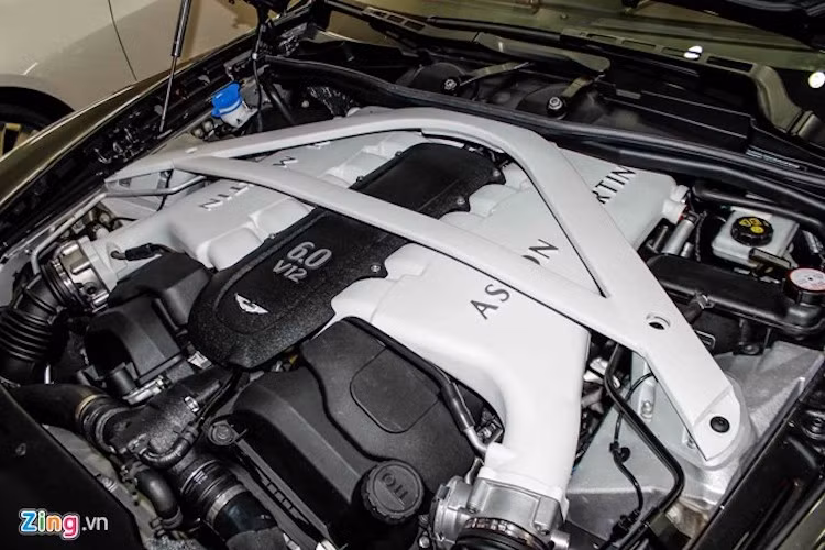 Rapide S về Việt Nam thuộc phiên bản 2016, trang bị hộp số tự động 8 cấp mới, động cơ V12, sức mạnh 552 mã lực, tăng tốc từ 0-100 km/h chỉ 4,4 giây và tốc độ tối đa 327 km/h. Aston Martin Rapide đầu tiên rời khỏi dây chuyền vào tháng 5/2010 tại nhà máy Magna Steyr ở Graz, (Áo).