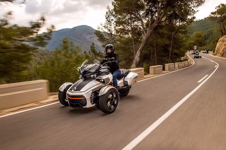 Phiên bản Can-Am 2017 cao cấp nhất là chiếc F3-S Daytona 500 Edition mang phong cách thể thao với thân xe kẻ vạch dọc màu đen, lưới tản nhiệt tổ ong kẻ chỉ màu cam, mâm đúc 5 cánh độc đáo, yên đơn, quây chắn trên bảng đồng hồ và tay lái dạng drag bar.