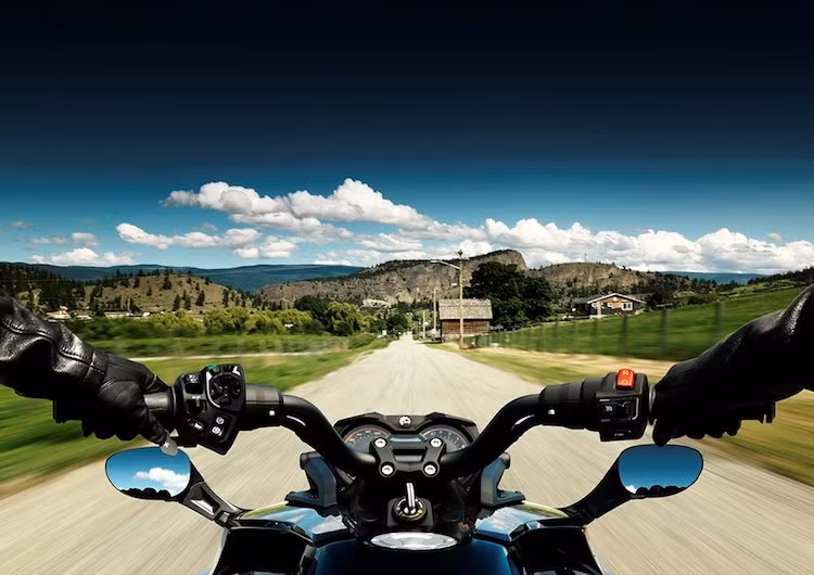 Tất cả các dòng xe Can-Am 2017 vẫn tiếp tục được trang bị động cơ 3 xi-lanh thẳng hàng có công suất tối đa 115 mã lực và mô-men xoắn cực đại 130 Nm, kèm theo 2 lựa chọn hộp số là côn tay hoặc bán tự động.