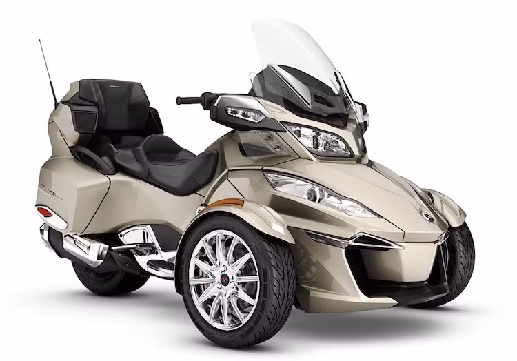 2 dòng xe touring là Spyder RT-S và RT Limitdare có thêm 2 màu mới là champaigne ánh kim và bạc ánh ngọc. Ngoài ra chúng còn có mâm 12 cánh mạ chrome, kính chắn gió chỉnh điện, hệ thống GPS Garmin Zuno 590, yên cao cấp, khoang hành lý mở rộng và đặc biệt là hệ thống treo khí phía sau.