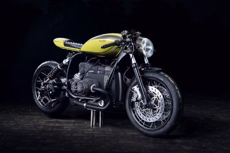 Trước chiếc môtô BMW R100R với tên mã DA#6 này, 2 chàng trai trẻ Tom Konecny và Pablo Steigleder của xưởng Diamond Atelier - Đức đã nhiều lần "gây sốc" giới độ xe với các bản độ DA từ 1 tới 5. Lần này, họ đã trở lại với những đường nét đơn giản cùng với nền tảng là chiếc xe touring 980 cc từ BMW.