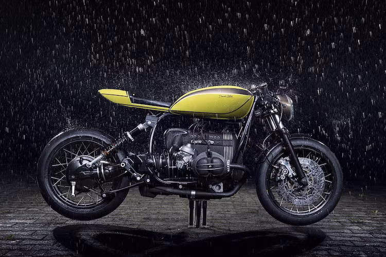 Kiểu dáng cafe racer cổ điển chạy từ trước ra sau xe theo một đường thẳng ngang nối tiếp từ đèn pha, tay lái, bình xăng tới yên. Để có thể có được sự nối tiếp này, khung xe phía sau và bình xăng đã được nâng cao. Diamond Atelier đã khéo léo giấu toàn bộ các hệ thống điện và ắc quy của xe trong một khoảng trống với chiều dài và rộng tương đương với một tờ giấy A5 và chiều cao chỉ 3 cm dưới bình xăng.