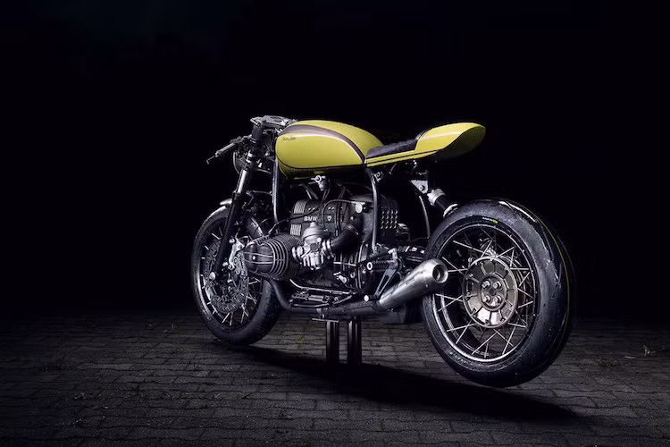 Khối động cơ Boxer 2 xi-lanh của BMW R100R dẫn khí thải qua hệ thống xả titan và cặp pô của Spark. Bộ vành nan của xe đã được lấy từ chiếc BMW R1200GS, với moay-ơ sơn màu đồng cổ điển.