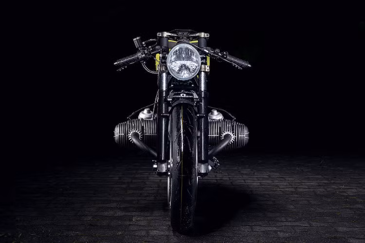 Ngoài cụm đèn trước của MV Agusta Brutale, phần đầu của xế độ DA#6 hoàn toàn không có xi-nhan hay các chi tiết thừa nào. Từ bánh xe tới tay lái chỉ còn duy nhất 2 dây dẫn dầu cho hệ thống phanh đĩa kép với heo Brembo ở bánh trước, khi Diamond Atelier đã đo tốc độ xe trực tiếp dựa vào dây dẫn ẩn lấy tín hiệu từ hộp số.