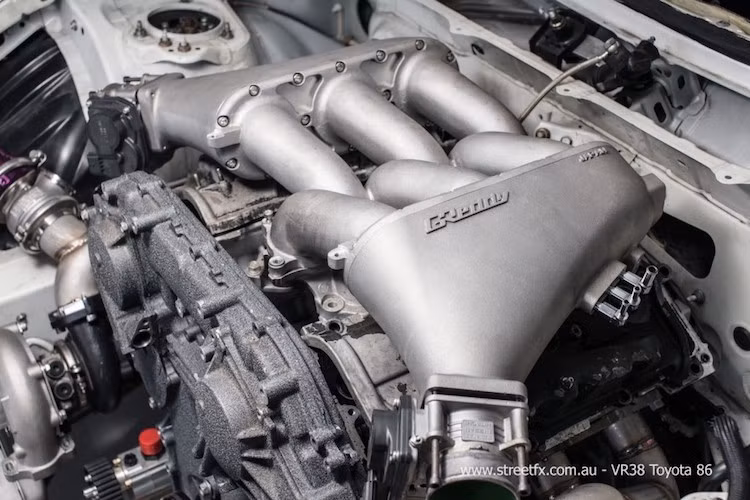 Không chỉ đơn thuần trang bị cho GT86 động cơ của Nissan GT-R, StreetFX còn nâng cấp động cơ này với bộ kit doa nòng Stroker của hãng HKS để nâng dung tích từ 3.8 lên thành 4.1 lít, kèm theo cặp turbo GT1000 cũng của HKS và cổ hút của Greedy. Sau những thay đổi này, động cơ của xe đã đạt công suất hơn 1000 mã lực.