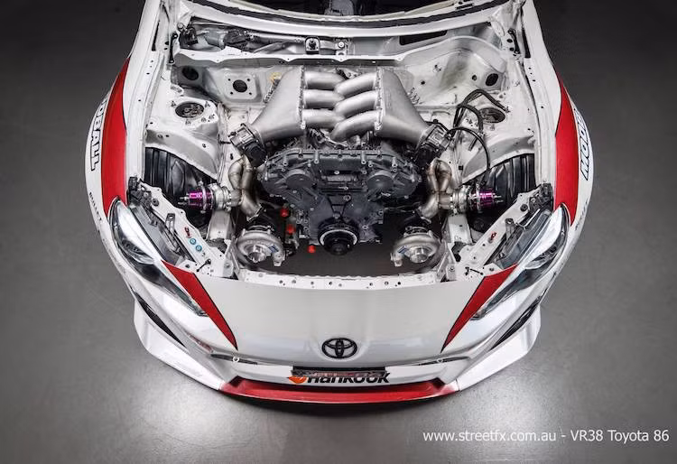 Khối động cơ được StreetFX lựa chọn cũng rất khác thường khi là loại V6 3.8l tăng áp kép có mã hiệu VR38DETT từ siêu xe Nissan GT-R R35, nổi tiếng bởi khả năng độ lên hàng ngàn mã lực.