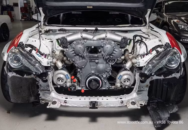 Để "rút gọn" động cơ này, StreetFX đã nhờ tới xưởng Dailey Engineering để bỏ đi vi sai cầu trước được tích hợp vào động cơ và chuyển sang hệ thống bôi trơn khô. Ngoài ra họ còn phải chỉnh lại hốc bánh và khung trước của xe, khiến khối máy VR38DETT vừa khít trong khoang động cơ của GT86.