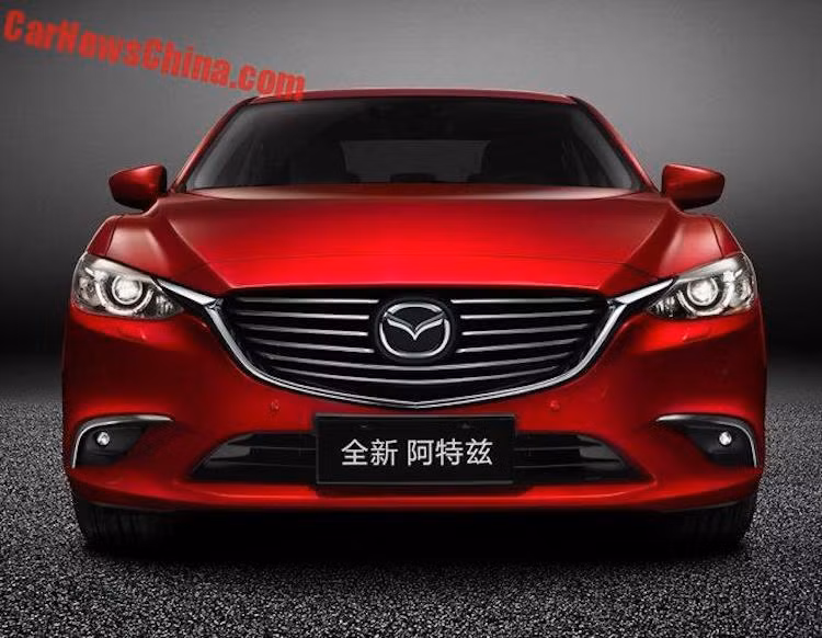Thay đổi dễ nhận ra nhất của Mazda 6 2017 nằm ở phần đầu xe, với lưới tản nhiệt có các thanh ngang mạ chrome thay vì màu đen như phiên bản hiện tại. Ngoài ra, các hốc đèn sương mù ở bên dưới cản trước cũng đã được Mazda trang trí bằng các dải nẹp mạ chrome. Đèn pha của xe cũng có sự khác biệt nhẹ so với Mazda 6 hiện tại.