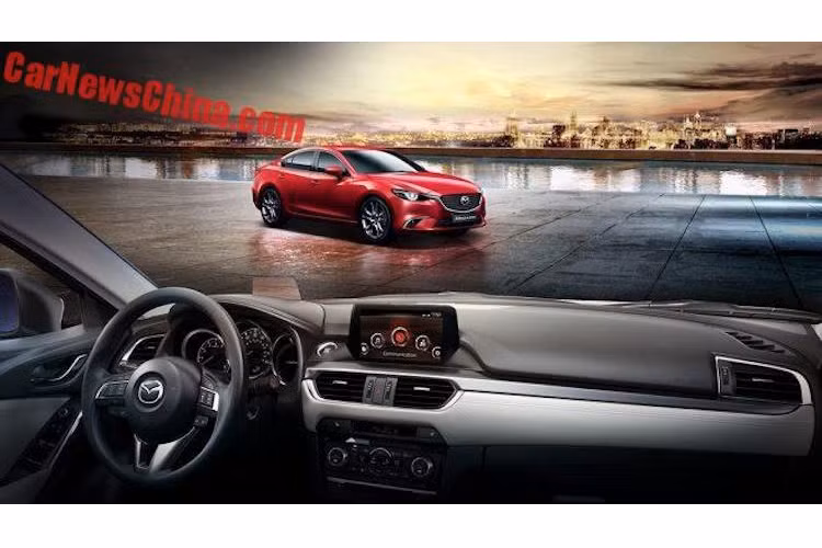 Ở bên trong nội thất, toàn bộ bảng táp-lo phía trước của Mazda 6 mới đã được thiết kế lại để trở nên gọn gàng hơn, theo phong cách tối giản như chiếc Mazda 2 mới. Nằm chính giữa bảng táp-lô là màn hình của hệ thống thông tin giải trí được đặt thẳng đứng theo dạng tablet, thay vì được bao quanh bởi bảng táp-lô như trước.
