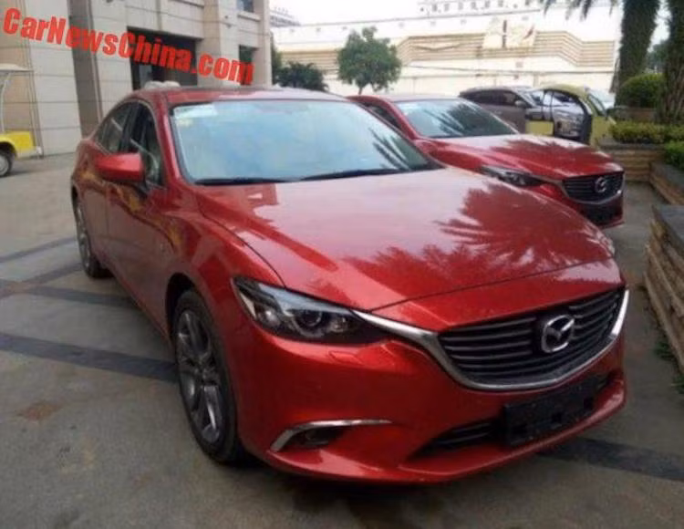 Những hình ảnh và thông tin đầu tiên về Mazda 6 đời 2017 vừa bị lộ diện từ Trung Quốc - nơi dòng xe này đang được sản xuất liên doanh với tập đoàn FAW. Mặc dù là phiên bản nâng cấp lớn giữa vòng đời (facelift), nhưng nó sẽ không có nhiều thay đổi lớn.