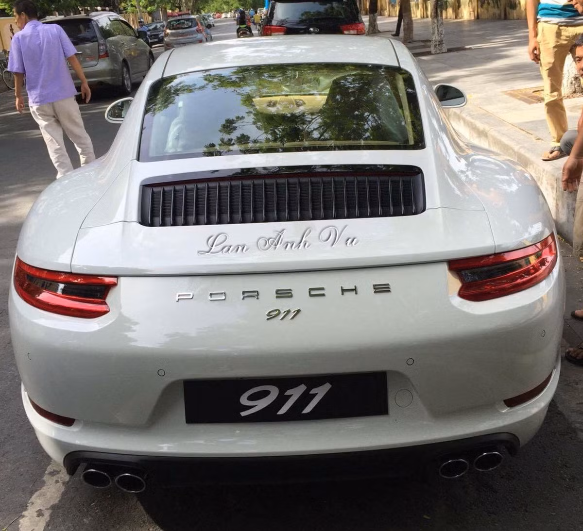 Dù có nhiều cải tiến mạnh mẽ, nhưng Porsche vẫn cố gắng giữ nguyên "phom" huyền thoại của mẫu 911 bản nâng cấp mới. Về ngoại hình, chiếc xe có đèn pha 4 điểm mới, cản trước được thiết kế lại cân đối hơn cùng với cánh khuếch tán khí động học bên dưới cản trước. Lùi về phía sau, xe có đèn hậu được cải tiến, cùng với các khe hút gió mới để làm mát động cơ mới hiệu quả hơn.