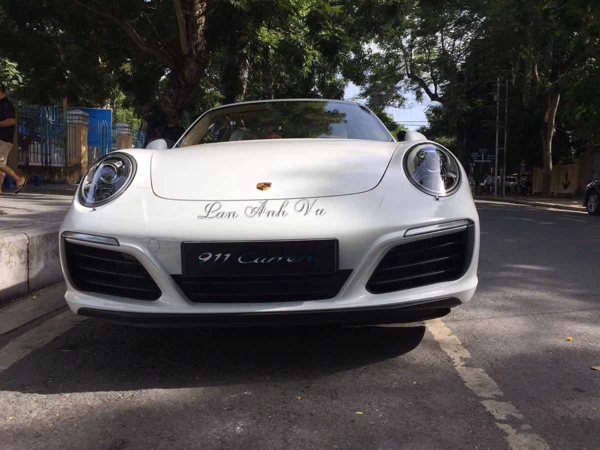 Tại Việt Nam và cả trên Thế giới, 911 Carrera luôn là phiên bản có giá rẻ nhất của dòng xe thể thao huyền thoại 911. Khi mới ra mắt hồi tháng 3, xe có giá chính hãng 6,7 tỷ đồng. Tuy nhiên do có động cơ 3.0l, thuế TTDB đánh vào 911 Carrera sẽ tăng từ 50 lên thành 55%, dẫn tới giá xe tăng nhẹ.