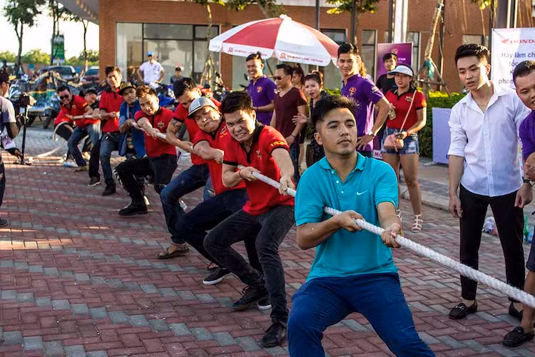 Để khuấy động ngày hội, nhiều trò chơi khác nhau đã được tổ chức, thu hút sự tham gia thi tài một cách tích cực từ các thành viên và hội nhóm chơi SH khác nhau.