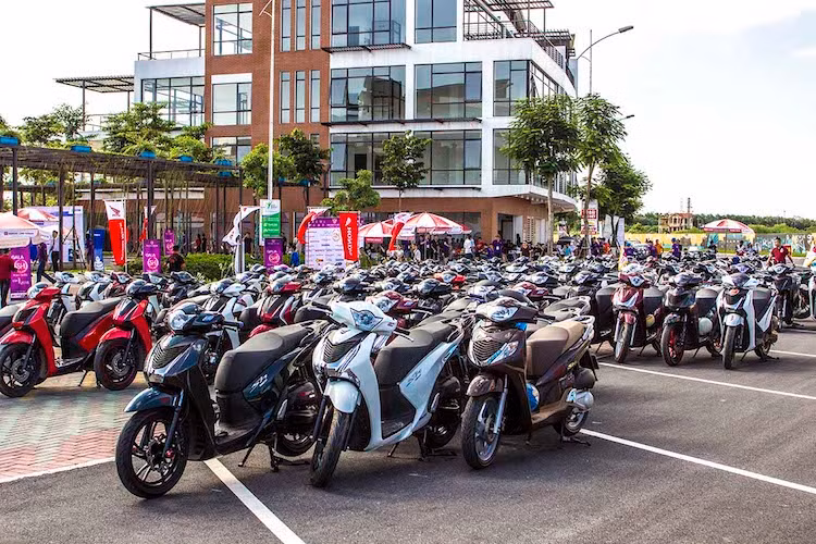 Dù thời tiết Hà Nội vào mùa hè rất nóng nhưng hàng trăm chiếc xe Honda SH thuộc đủ các thế hệ khác nhau đã tụ họp và được "xếp lốp" gọn gàng tại Le Parc.