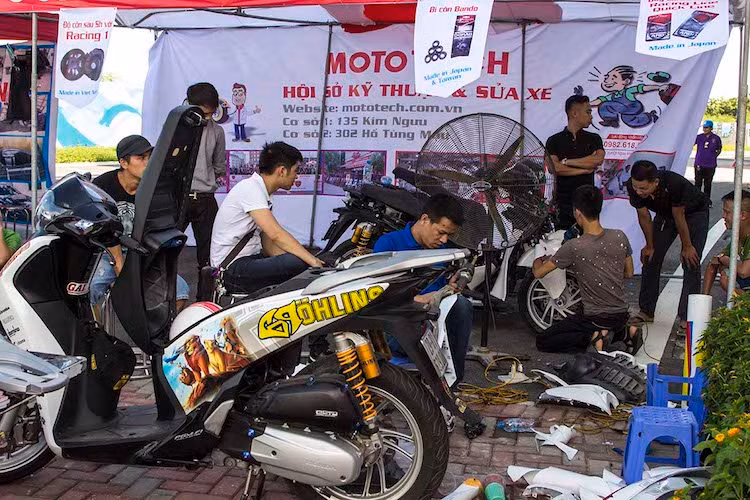 Đem xe tới gala, người chơi có thể dán tem trang trí lại chiếc xe của mình, hoặc "nhân tiện" bảo dưỡng tại các khu trưng bày và gian hàng của các nhà tài trợ.