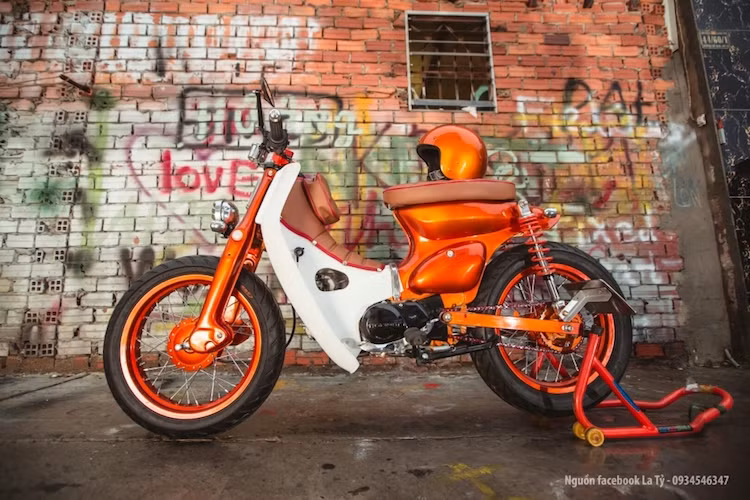 Chạy theo phong cách Street Cub, một biker tại Sài Gòn đã chế lại chiếc Cub 81 theo đúng phong cách này. Ở phía trước, bộ giảm xóc "giò gà" đặc trưng của Cub đã được giữ lại, nhưng nới rộng ra để vừa với bộ niềng nhôm và lốp to.