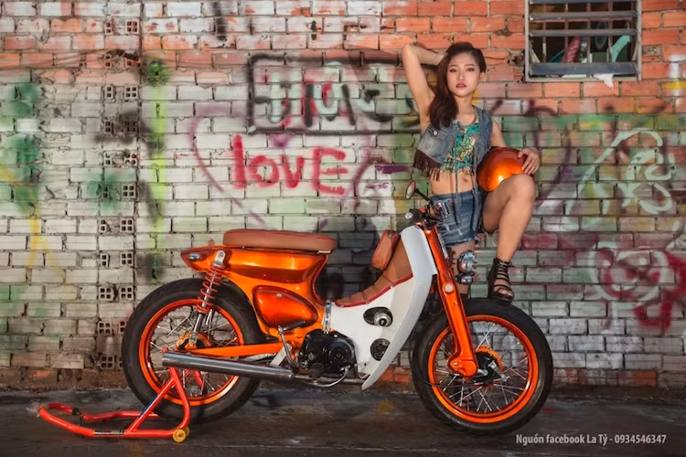 Được gọi với cái tên "Kim vàng giọt lệ" do sở hữu đồng hồ công tơ-mét với kim chỉ báo màu vàng và đèn cảnh báo tốc độ giống giọt nước, Honda Super Cub 81 đã gắn bó với nhiều thế hệ người Việt và từng được coi là "biểu tượng" của sự giàu có, sung túc trước đây.