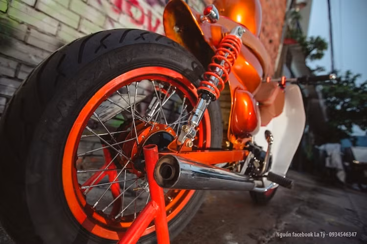 Để có thể lắp được bánh lớn phía sau xe, bộ gắp của một mẫu xe khác đã được tận dụng, sau đó tiếp tục được nới rộng. Chiếc xe này vẫn chưa phải nối cốt nhông do có bánh lớn vừa đủ. Trên Thế giới, nhiều "dân chơi" thậm chí còn lắp bánh ôtô hoặc superbike cho Cub, buộc cốt nhông phải được nối dài.