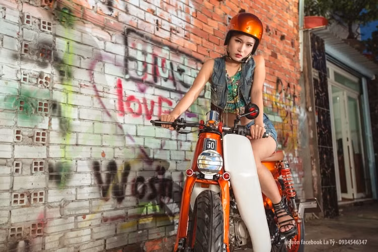 Về cơ bản, phong cách này sẽ giữ lại những nét thiết kế đặc trưng của chiếc Cub huyền thoại nhưng thay cặp bánh xe bằng mâm bản lớn cùng lốp to như xe phân khối lớn.