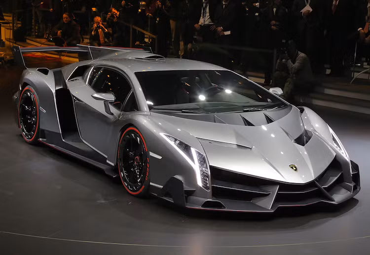 Veneno là một trong những con bò tót mạnh nhất từng sống, nổi tiếng khi giết chết một đấu sĩ một cách tàn bạo vào năm 1914. Tại triển lãm Geneva 2013, Lamborghini đã giới thiệu chiếc Veneno dựa trên dòng Aventador vốn đã mạnh mẽ. Veneno có thiết kế nửa từ phim viễn tưởng, nửa từ xe đua Le Mans cùng động cơ 6.5l V12 mạnh tới 739 mã lực.