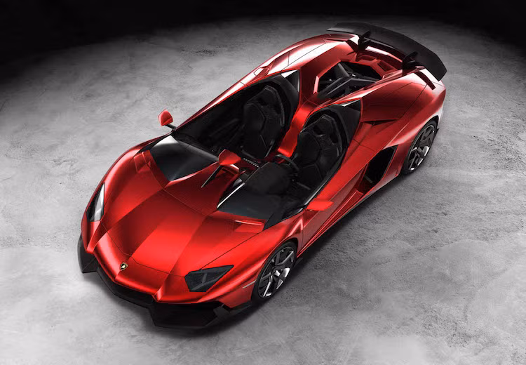 Trước khi Lamborghini chính thức tung ra phiên bản Aventador mui trần, hãng đã từng có chiếc xe "có một không hai" Aventador J. Hãng chỉ mất 6 tuần để tạo ra chiếc xe. Hoàn toàn không có mui và kính chắn gió, người lái và hành khách ngồi trên Aventador J luôn phải đội mũ bảo hiểm nếu định chạy chiếc xe ở tốc độ cao.