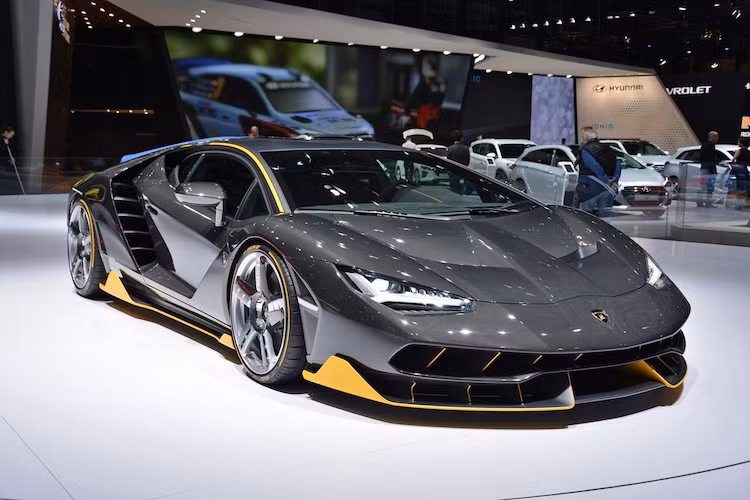 Để kỷ niệm sinh nhật 100 năm của người sáng lập hãng - ông Ferruccio Lamborghini, chiếc Centenario dựa trên Aventador đã được tạo ra vào năm nay với thân xe với thiết kế hoàn toàn mới, với các khe hút gió và cánh khí động học đầy vẻ phức tạp và hiện đại. Nó cũng là chiếc Lamborghini đầu tiên có hệ thống đánh lái 4 bánh.