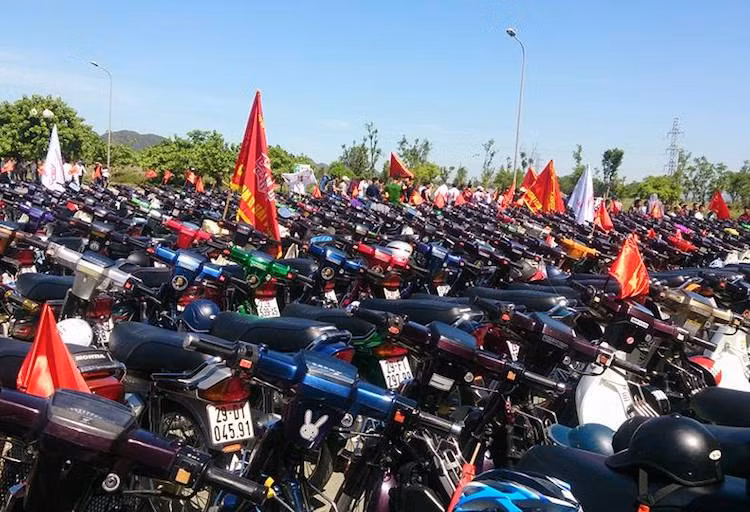 Sau khi tập trung, hàng trăm người đam mê xe Dream đã cùng di chuyển tới buổi tiệc sinh nhật Dream II Club Ninh Bình để có thể ăn mừng, đồng thời tạo sự giao lưu giữa các CLB Dream từ khắp các tỉnh thành đổ về.