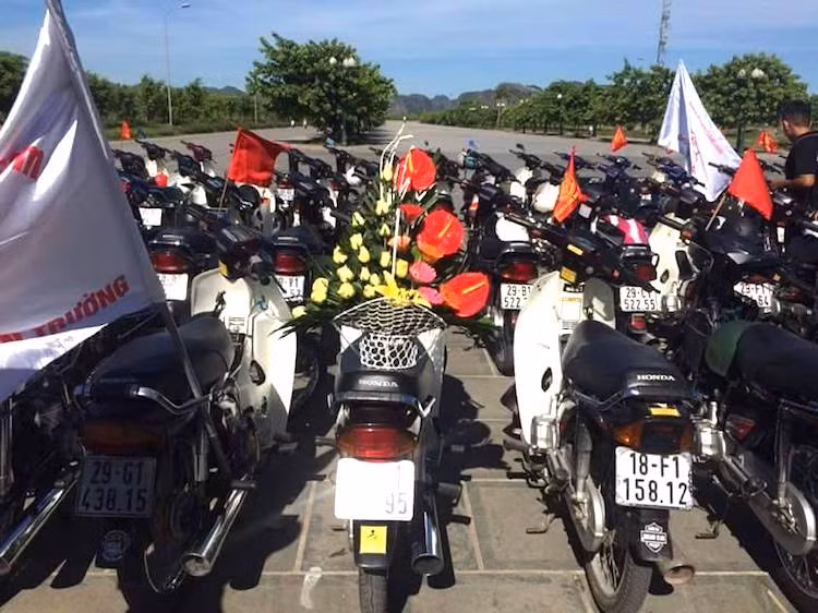 Tuy nhiên một số lượng khá lớn những chiếc xe cũng đã được chủ nhân "cá nhân hóa" với các màu sắc đặc biệt hoặc độ lại theo phong cách kiểng. Đến với Ninh Bình, các thành viên từ những CLB Dream cũng đã gửi những lời chúc và món quà lưu niệm ý nghĩa tới anh em Dream II Ninh Bình.