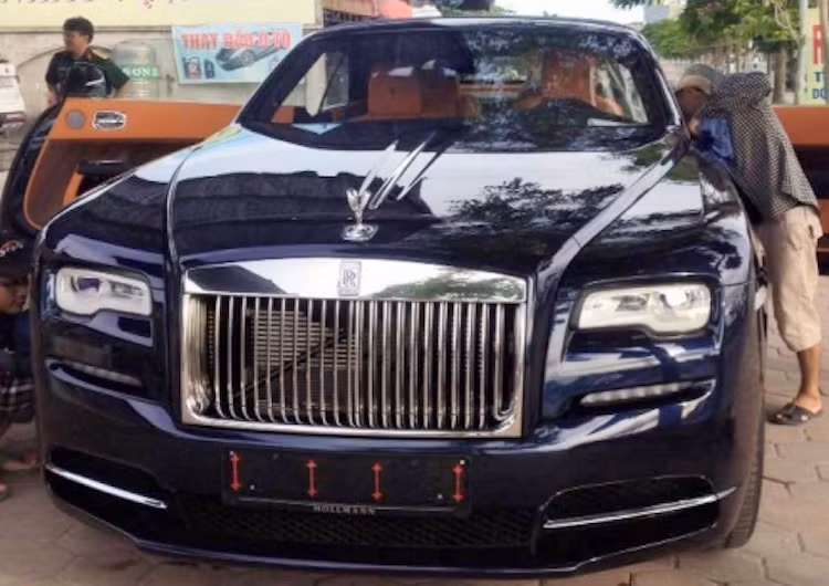 Chiếc Rolls-Royce Dawn đầu tiên tại Việt Nam vào đầu tháng 7 vừa qua từng là chủ đề bàn tán của cộng đồng mạng khi được nhập khẩu về Việt Nam dưới dạng quà biếu của một tổ chức nước ngoài tới Công ty TNHH Đầu tư Thương mại và Xuất nhập khẩu H.T tại Hải Phòng. Trên thực tế, chiếc xe này đã "đặt chân" tới cảng Hải Phòng từ ngày 25/6.