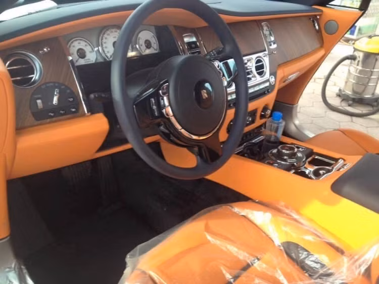 Nội thất siêu sang của Dawn có cách bố trí các chi tiết y hệt Wraith, ngoại trừ nút đóng mở mui trên bệ điều khiển trung tâm. Có cách bố trí ghế ngồi 2+2, những chiếc ghế trên xe được thiết kế để nhấn mạnh tới "sự năng động nhưng thanh lịch" của chiếc xe. Nắp che mui của xe được ghép từ nhiều mảnh gỗ quý dài, hẹp giống như nhiều chi tiết ốp trong nội thất, lấy cảm hứng từ những du thuyền sang trọng trên biển.