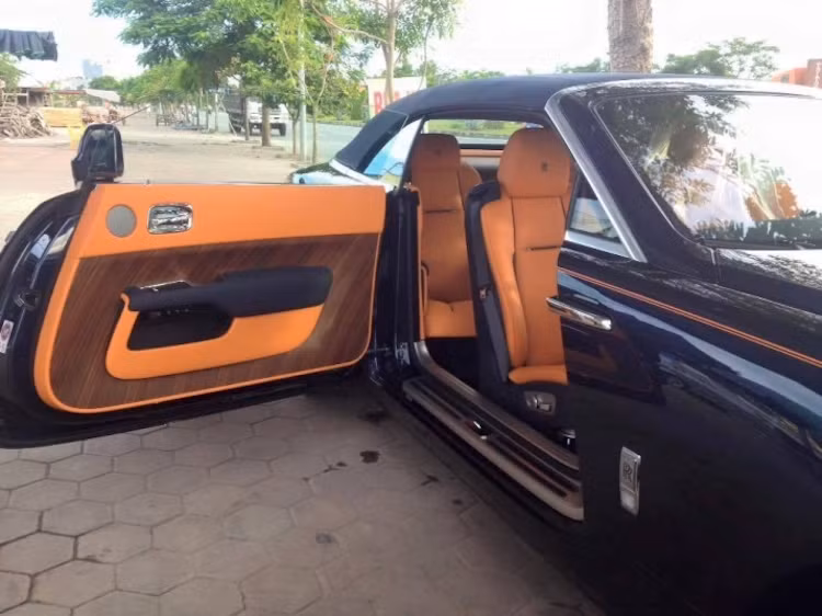 Ngay từ cái nhìn đầu tiên, ngay cả những người không biết về xe cũng có thể nhận ra được sự tương đồng giữa mẫu xe mui trần siêu sang Rolls-Royce Dawn với dòng coupe Wraith trước đây. Mặc dù vậy, theo Rolls-Royce nhấn mạnh, Dawn vẫn là một chiếc xe khác Wraith khi có tới 80 % các chi tiết thân xe khác biệt.