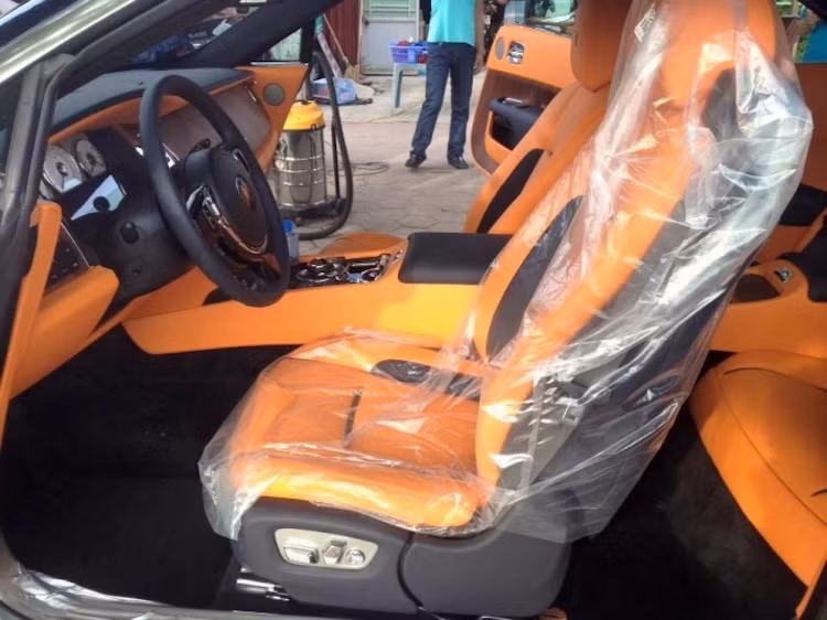 Những tỉ lệ truyền thống trên một chiếc Rolls-Royce như chiều cao giữa bánh và thân xe đạt 2:1, đầu ngắn, đuôi dài và đường kẻ "coachline" chạy dọc thân xe nằm cao vẫn được giữ lại đầy đủ trên Dawn. So với Wraith, lưới tản nhiệt của Dawn được đẩy lùi về phía sau 45 mm, trong khi cản trước dài hơn 53 mm. Theo Rolls-Royce, những thay đổi này nhằm khiến chiếc xe "đem lại cảm giác tập trung hơn khi đứng yên".