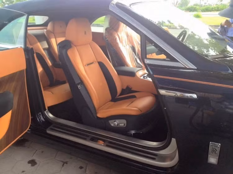 Điểm khác biệt lớn nhất giữa Dawn và Wraith đương nhiên là bộ mui xếp mềm thanh lịch. Bộ mui của xe có thể đóng mở trong 20 giây ở tốc độ 50 km/h trở xuống và gần như không có tiếng ồn khi hoạt động. Các kỹ sư Rolls-Royce cho biết họ đã sử dụng một công nghệ chế tạo gioăng với tên gọi "French Seam" để khiến Dawn trở thành chiếc mui trần yên tĩnh nhất Thế giới khi đóng mui.