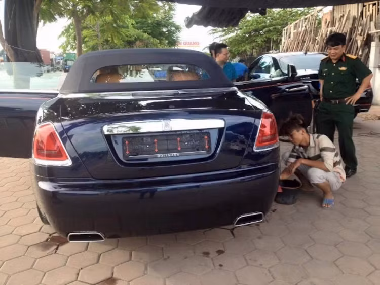 Sức mạnh của Dawn vẫn được cung cấp bởi khối động cơ 6.6l V12 tăng áp kép quen thuộc, với công suất 563 mã lực và mô-men xoắn cực đại 750 Nm. Thời gian tăng tốc từ 0-100 km/h của xe đạt 4,9 giây, trong khi tốc độ tối đa bị giới hạn ở mức 250 km/h. So với Wraith, phần mềm quản lý độ nhạy ga của Dawn đã được cải tiến để khiến chân ga của xe nhạy hơn 30% ở vòng tua máy trung bình.