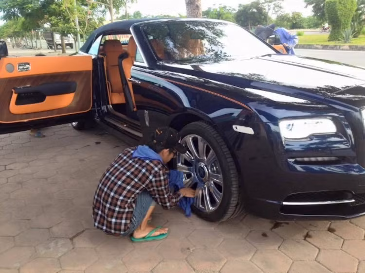 Như vậy, nếu không bị ảnh hưởng bởi TTĐB mới theo dung tích động cơ chính thức có hiệu lực vào ngày 1/7. Sau khi tính đủ các loại thuế, chiếc Rolls-Royce Dawn đầu tiên ở Việt Nam này có giá lên tới 1,13 triệu USD (tương đương 25 tỷ đồng). Do sử dụng động cơ 6.6l nên nếu về Việt Nam sau 1/7, chiếc xe sẽ phải nộp thuế TTĐB lên tới 150% và có thể đội giá lên tới hơn 33 tỷ đồng.