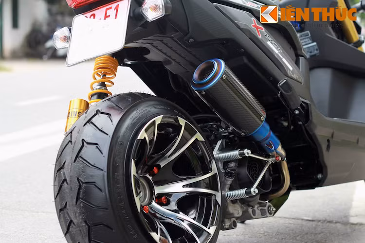 Bên cạnh việc nối gắp, bánh sau của xe đã được thay bằng mâm đường kính 12 inch nhưng có bản cực rộng, tương tự mâm của những chiếc xe máy 4 bánh ATV. Bao quanh mâm là chiếc lốp 140/70/12 nhỏ hơn nhiều so với cỡ mâm, nhưng đã được "lắp cố" để khiến lốp bè ra.