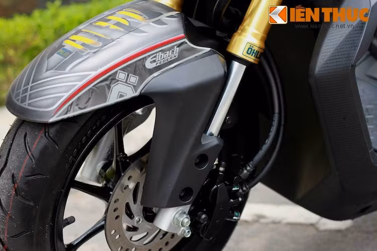 Ở phía trước, cặp phuộc nguyên bản của Zoomer X đã được thay bằng phuộc USD dành cho MSX 125 của hãng sản xuất nổi tiếng Ohlins. Toàn bộ bánh trước cùng hệ thống phanh vẫn được giữ nguyên bản.