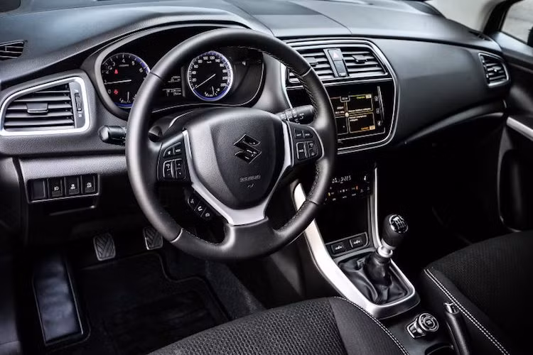 Ở bên trong nội thất, Suzuki S-Cross 2017 chỉ có một số thay đổi nhỏ, trong đó đáng chú ý nhất là hệ thống thông tin giải trí mới với màn hình 7 inch cảm ứng nằm trên bảng táp-lô. Hệ thống này cũng đã từng xuất hiện trên một số dòng xe mới của Suzuki gần đây như Vitara.