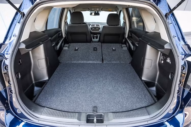 So với các đối thủ, S-Cross sở hữu khoang hành lý có dung tích trung bình, đạt 430 lít. Tuy nhiên với hàng ghế sau với lưng ghế gập 60/40 phẳng hoàn toàn, xe có thể mở rộng khoang hành lý tối đa lên tới 875 lít. Ở phía sau khoang hành lý của xe được trang bị sẵn một số móc treo và ổ điện tiện dụng, cùng với một số hộc chứa đồ ẩn nhỏ.