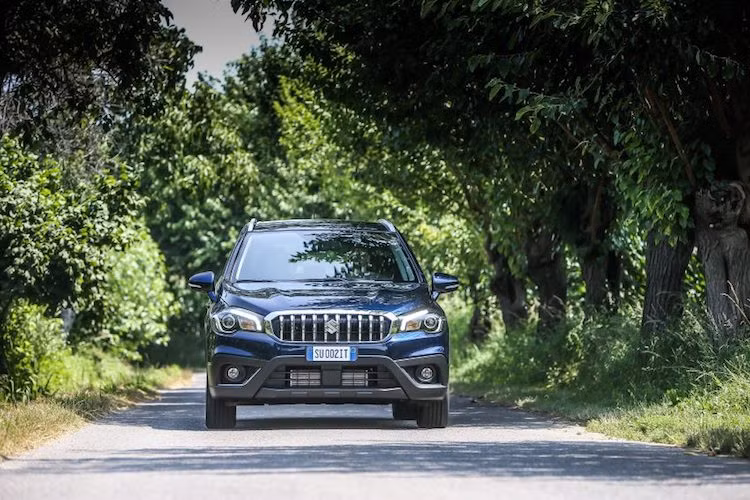 Ở đợt nâng cấp này, Suzuki đã biến S-Cross trở thành một chiếc crossover cao cấp và ấn tượng hơn. "Bộ mặt" của chiếc xe đã được thay đổi hoàn toàn với cản trước mới khỏe khoắn hơn, kết hợp với lưới tản nhiệt thẳng đứng với các nan dọc mạ chrome sang trọng và cụm đèn trước được tích hợp đèn LED ban ngày.