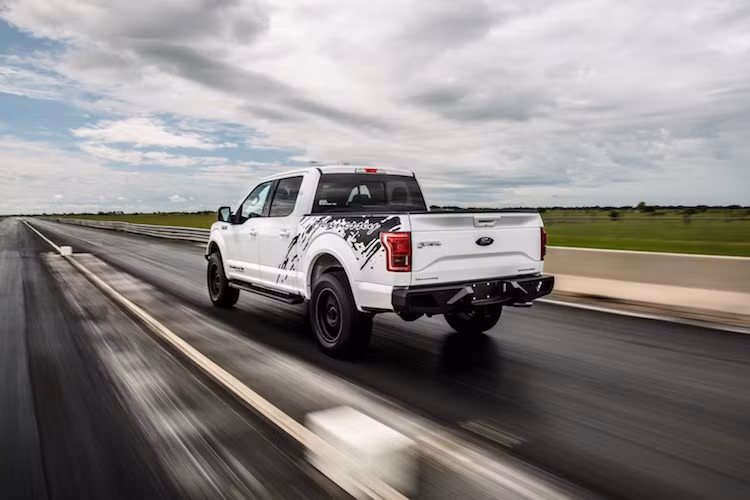 Cũng giống như chiếc Ford Mustang HPE800 25th Anniversary trước đó, hãng độ Hennessey cũng sẽ chỉ dự định sản xuất 25 chiếc 25th Anniversary Velociraptor 700.