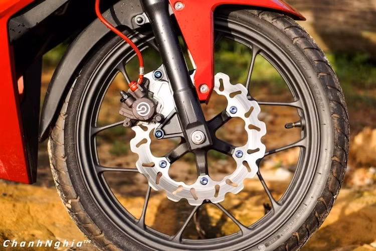 Ở phía trước, toàn bộ hệ thống phanh trước của xe đã được nâng cấp với đĩa Galfer và heo Brembo 2 piston đối xứng, kèm theo dây dầu mới để khiến xe có lực phanh tốt hơn.