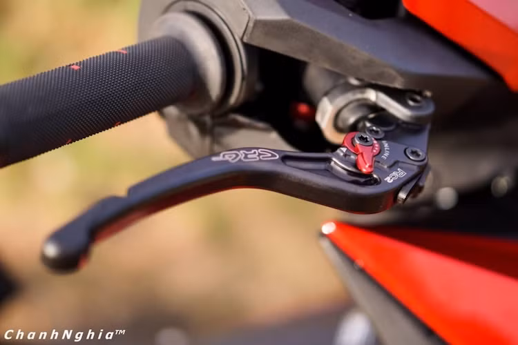 Thương hiệu CRG cũng xuất hiện ở bên tay phanh còn lại, được gắn vào cùm phanh của Ducati 1199 Panigale. Với cùm phanh mới, lực phanh sẽ trở nên chính xác hơn so với lực bóp của người lái.