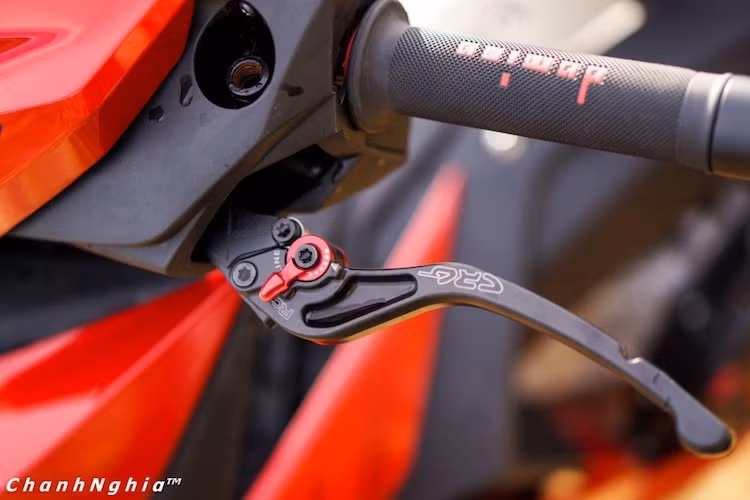 Cảm giác tay côn cũng được cải thiện và phù hợp hơn với chủ xe với tay CRG, được làm từ nhôm và có khả năng thay đổi hành trình cho phù hợp với từng người sử dụng.