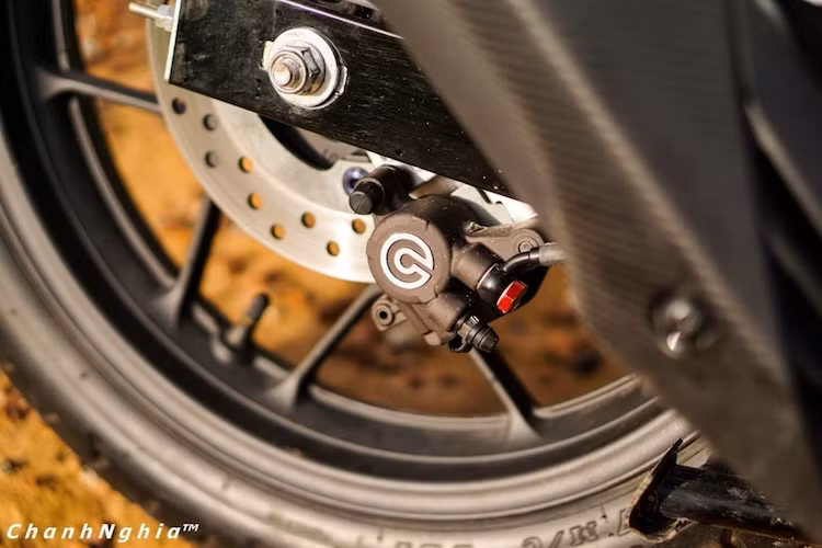 Ở phía sau, đĩa phanh "zin" của Wiiner cũng được giữ nguyên, tuy nhiên heo sau cũng đã được chủ xe thay bằng heo Brembo.